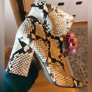 Ann Taylor size 8.5 booties